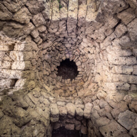 Schloss und Schlossgarten Schwetzingen - Garten - Römisches Wasserkastell - Östlicher Turm - Von innen - Von unten - Blick in die Kuppel des östlichen Turms (unten ist Norden, links ist Westen) (Kastell: Länge x Breite: ca. 15 x 8 Meter; Bauzeit: 1779-1780; Architekt: Nicolas de Pigage) (aufgenommen im Mai 2024, am frühen Nachmittag)