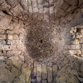 Schloss und Schlossgarten Schwetzingen - Garten - Römisches Wasserkastell - Westlicher Turm - Von innen - Von unten - Blick in die Kuppel des westlichen Turms (unten ist Norden, rechts ist Osten) (Kastell: Länge x Breite: ca. 15 x 8 Meter; Bauzeit: 1779-1780; Architekt: Nicolas de Pigage) (aufgenommen im Mai 2024, am frühen Nachmittag) Schloss und Schlossgarten Schwetzingen - Garten - Römisches Wasserkastell - Westlicher Turm - Von innen - Von unten - Blick in die Kuppel des westlichen Turms (unten ist Norden, rechts ist Osten) (Kastell: Länge x Breite: ca. 15 x 8 Meter; Bauzeit: 1779-1780; Architekt: Nicolas de Pigage) (aufgenommen im Mai 2024, am frühen Nachmittag)