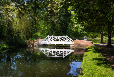 Schloss und Schlossgarten Schwetzingen - Garten - Apollokanal / Kanal an der Querachse Schwarzmeer, vor der Mündung in das Schwarze Meerle - Von Süden - Blick auf die Brücke, den Kanal und das Schwarze Meerle (aufgenommen im Mai 2024, am Nachmittag)