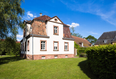 Schloss und Schlossgarten Schwetzingen - Sonstige Bauten im / Nähe Garten - Hofgärtnerhaus, südlich Baumagazin - Von außen - Von Westen - Blick auf die Westseite des Hofgärtnerhauses; ganz rechts die Nordwestseite des Schlosstheaters; erster Bewohner war Gustav Adolf Unselt (1866-1924), Hofgärtner und Gartendirektor 1899-1924, auch Spargelpionier und Züchter ertragreicher Spargelsorten (Architekt: Großherzogliche Generalinstanz; Bauleitung: Großherzogliches Hofbauamt; Bauzeit: 1902-1904; Abmessungen: Hofgärtnerhaus ca. 11 x 12 m, Firsthöhe ca. 11 m, Verbindungsbau ca. 8,8 m x 6,4 m, Firsthöhe ca. 6,5 m) (aufgenommen im April 2024, am späten Nachmittag) Schloss und Schlossgarten Schwetzingen - Sonstige Bauten im / Nähe Garten - Hofgärtnerhaus, südlich Baumagazin - Von außen - Von Westen - Blick auf die Westseite des Hofgärtnerhauses; ganz rechts die Nordwestseite des Schlosstheaters; erster Bewohner war Gustav Adolf Unselt (1866-1924), Hofgärtner und Gartendirektor 1899-1924, auch Spargelpionier und Züchter ertragreicher Spargelsorten (Architekt: Großherzogliche Generalinstanz; Bauleitung: Großherzogliches Hofbauamt; Bauzeit: 1902-1904; Abmessungen: Hofgärtnerhaus ca. 11 x 12 m, Firsthöhe ca. 11 m, Verbindungsbau ca. 8,8 m x 6,4 m, Firsthöhe ca. 6,5 m) (aufgenommen im April 2024, am späten Nachmittag)