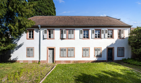 Schloss und Schlossgarten Schwetzingen - Sonstige Bauten im / Nähe Garten - Ehemaliges Hofgärtnerhaus, südlich Baumagazin - Nordwestseite - Blick auf die Eingangsseite des ehemaligen Hofgärtnerhauses; ganz rechts (hinter dem Gehölz) ein späterer Anbau (Architekten: Franz Wilhelm Rabaliatti (1714–1782) und Nicolas de Pigage (1723-1796); Bauzeit: 1760-1763, größere Um- und Erweiterungsbauten 1815-1816; Abmessungen: Grundfäche ca. 17 x 6 m, Firsthöhe ca. 9 m) (aufgenommen im Mai 2024, am späten Nachmittag) Schloss und Schlossgarten Schwetzingen - Sonstige Bauten im / Nähe Garten - Ehemaliges Hofgärtnerhaus, südlich Baumagazin - Nordwestseite - Blick auf die Eingangsseite des ehemaligen Hofgärtnerhauses; ganz rechts (hinter dem Gehölz) ein späterer Anbau (Architekten: Franz Wilhelm Rabaliatti (1714–1782) und Nicolas de Pigage (1723-1796); Bauzeit: 1760-1763, größere Um- und Erweiterungsbauten 1815-1816; Abmessungen: Grundfäche ca. 17 x 6 m, Firsthöhe ca. 9 m) (aufgenommen im Mai 2024, am späten Nachmittag)