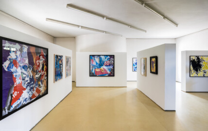 Schloss und Schlossgarten Schwetzingen - Garten - Invalidenkaserne (ehemaliges Baumagazin) / xylon - Museum + Werkstätten - Nordwestecke - Von innen - Von Süden - Blick nach Norden in den kleineren Ausstellungsraum des Museums (Vierflügelanlage: Länge x Breite: ca. 60 x 50 Meter; Westflügel: ca. 50 x 10 Meter; Bauzeit: um 1774; Architekt des Baummagazins: Nicolas de Pigage; Umbau zur Kaserne: Ingenieur-Oberst von Pfister) (aufgenommen im Juni 2024, am frühen Nachmittag) Schloss und Schlossgarten Schwetzingen - Garten - Invalidenkaserne (ehemaliges Baumagazin) / xylon - Museum + Werkstätten - Nordwestecke - Von innen - Von Süden - Blick nach Norden in den kleineren Ausstellungsraum des Museums (Vierflügelanlage: Länge x Breite: ca. 60 x 50 Meter; Westflügel: ca. 50 x 10 Meter; Bauzeit: um 1774; Architekt des Baummagazins: Nicolas de Pigage; Umbau zur Kaserne: Ingenieur-Oberst von Pfister) (aufgenommen im Juni 2024, am frühen Nachmittag)