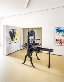 Schloss und Schlossgarten Schwetzingen - Garten - Invalidenkaserne (ehemaliges Baumagazin) / xylon - Museum + Werkstätten - Nordwestecke - Von innen - Von Südwest - Blick auf eine "Zweibrücker Presse" oder "Dingler-Presse", eine Kniehebel-Presse, von Christian Dingler (1802—1858) aus Zweibrücken erfunden (Vierflügelanlage: Länge x Breite: ca. 60 x 50 Meter; Westflügel: ca. 50 x 10 Meter; Bauzeit: um 1774; Architekt des Baummagazins: Nicolas de Pigage; Umbau zur Kaserne: Ingenieur-Oberst von Pfister) (aufgenommen im Juni 2024, am Nachmittag) Schloss und Schlossgarten Schwetzingen - Garten - Invalidenkaserne (ehemaliges Baumagazin) / xylon - Museum + Werkstätten - Nordwestecke - Von innen - Von Südwest - Blick auf eine "Zweibrücker Presse" oder "Dingler-Presse", eine Kniehebel-Presse, von Christian Dingler (1802—1858) aus Zweibrücken erfunden (Vierflügelanlage: Länge x Breite: ca. 60 x 50 Meter; Westflügel: ca. 50 x 10 Meter; Bauzeit: um 1774; Architekt des Baummagazins: Nicolas de Pigage; Umbau zur Kaserne: Ingenieur-Oberst von Pfister) (aufgenommen im Juni 2024, am Nachmittag)