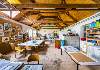 Schloss und Schlossgarten Schwetzingen - Garten - Invalidenkaserne (ehemaliges Baumagazin) / xylon - Museum + Werkstätten - Nordflügel - Von innen - Von Osten - Blick nach Westen in die große Werkstatt und den Dachstuhl (Vierflügelanlage: Länge x Breite: ca. 60 x 50 Meter; Nordflügel: ca. 30 x 10 Meter; Bauzeit: um 1774; Architekt des Baummagazins: Nicolas de Pigage; Umbau zur Kaserne: Ingenieur-Oberst von Pfister) (aufgenommen im Juni 2024, am Nachmittag) Schloss und Schlossgarten Schwetzingen - Garten - Invalidenkaserne (ehemaliges Baumagazin) / xylon - Museum + Werkstätten - Nordflügel - Von innen - Von Osten - Blick nach Westen in die große Werkstatt und den Dachstuhl (Vierflügelanlage: Länge x Breite: ca. 60 x 50 Meter; Nordflügel: ca. 30 x 10 Meter; Bauzeit: um 1774; Architekt des Baummagazins: Nicolas de Pigage; Umbau zur Kaserne: Ingenieur-Oberst von Pfister) (aufgenommen im Juni 2024, am Nachmittag)