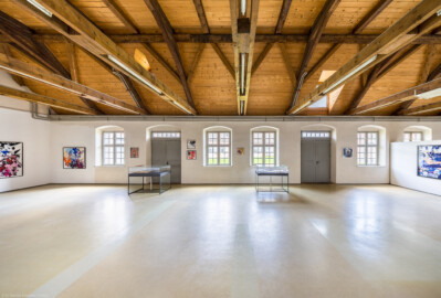 Schloss und Schlossgarten Schwetzingen - Garten - Invalidenkaserne (ehemaliges Baumagazin) / xylon - Museum + Werkstätten - Westflügel - Von innen - Von Westen - Blick nach Osten in die große Ausstellungshalle des Museums sowie nach oben in den Dachstuhl; die Türen führen auf den Innenhof (Vierflügelanlage: Länge x Breite: ca. 60 x 50 Meter; Westflügel: ca. 50 x 10 Meter; Bauzeit: um 1774; Architekt des Baummagazins: Nicolas de Pigage; Umbau zur Kaserne: Ingenieur-Oberst von Pfister) (aufgenommen im Juni 2024, am frühen Nachmittag) Schloss und Schlossgarten Schwetzingen - Garten - Invalidenkaserne (ehemaliges Baumagazin) / xylon - Museum + Werkstätten - Westflügel - Von innen - Von Westen - Blick nach Osten in die große Ausstellungshalle des Museums sowie nach oben in den Dachstuhl; die Türen führen auf den Innenhof (Vierflügelanlage: Länge x Breite: ca. 60 x 50 Meter; Westflügel: ca. 50 x 10 Meter; Bauzeit: um 1774; Architekt des Baummagazins: Nicolas de Pigage; Umbau zur Kaserne: Ingenieur-Oberst von Pfister) (aufgenommen im Juni 2024, am frühen Nachmittag)
