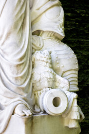 Schloss und Schlossgarten Schwetzingen - Garten - Nördliches Boskett, südöstliche Ecke - Von Nordost - Blick auf den unteren Teil einer Skulptur, der sogenannten bekleideten Minerva; in der Mitte eine Eule mit verdrehtem Kopf, auf einem Kanonenrohr sitzend, rechts davon ein Kürass (Reiterharnisch), darüber ein Helm, darunter eine Fahne mit Quasten (Bildhauer: Gabriel Grupello (1644-1730), Datierung: 1700–1710 ?) (aufgenommen im Juli 2024, am Nachmittag) Schloss und Schlossgarten Schwetzingen - Garten - Nördliches Boskett, südöstliche Ecke - Von Nordost - Blick auf den unteren Teil einer Skulptur, der sogenannten bekleideten Minerva; in der Mitte eine Eule mit verdrehtem Kopf, auf einem Kanonenrohr sitzend, rechts davon ein Kürass (Reiterharnisch), darüber ein Helm, darunter eine Fahne mit Quasten (Bildhauer: Gabriel Grupello (1644-1730), Datierung: 1700–1710 ?) (aufgenommen im Juli 2024, am Nachmittag)