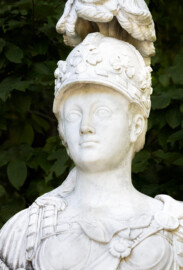 Schloss und Schlossgarten Schwetzingen - Garten - Nördliches Boskett, südöstliche Ecke - Von Osten - Blick auf eine Skulptur, die sogenannte bekleidete Minerva (Bildhauer: Gabriel Grupello (1644-1730), Datierung: 1700–1710 ?) (aufgenommen im Juli 2024, am späten Nachmittag)