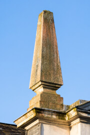 Schloss und Schlossgarten Schwetzingen - Garten - Invalidenkaserne (ehemaliges Baumagazin) - Nordflügel, Westseite - Fontainenportal - Von Nordost - Blick auf den östlichen der beiden Obelisken aus Sandstein oben am Fontainenportal (Vierflügelanlage: Länge x Breite: ca. 60 x 50 Meter; Nordflügel: ca. 30 x 10 Meter; Bauzeit: um 1774; Architekt des Baummagazins: Nicolas de Pigage; Umbau zur Kaserne: Ingenieur-Oberst von Pfister) (aufgenommen im Juli 2024, am frühen Vormittag) Schloss und Schlossgarten Schwetzingen - Garten - Invalidenkaserne (ehemaliges Baumagazin) - Nordflügel, Westseite - Fontainenportal - Von Nordost - Blick auf den östlichen der beiden Obelisken aus Sandstein oben am Fontainenportal (Vierflügelanlage: Länge x Breite: ca. 60 x 50 Meter; Nordflügel: ca. 30 x 10 Meter; Bauzeit: um 1774; Architekt des Baummagazins: Nicolas de Pigage; Umbau zur Kaserne: Ingenieur-Oberst von Pfister) (aufgenommen im Juli 2024, am frühen Vormittag)