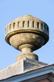 Schloss und Schlossgarten Schwetzingen - Garten - Invalidenkaserne (ehemaliges Baumagazin) - Nordflügel, Westseite - Fontainenportal - Von Nordost - Blick auf die Deckelvase aus Sandstein ganz oben am Fontainenportal (Vierflügelanlage: Länge x Breite: ca. 60 x 50 Meter; Nordflügel: ca. 30 x 10 Meter; Bauzeit: um 1774; Architekt des Baummagazins: Nicolas de Pigage; Umbau zur Kaserne: Ingenieur-Oberst von Pfister) (aufgenommen im Juli 2024, am frühen Vormittag)