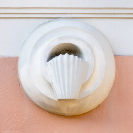 Schloss und Schlossgarten Schwetzingen - Garten - Invalidenkaserne (ehemaliges Baumagazin) - Nordflügel, Westseite - Fontainenportal - Von Norden - Blick auf die westliche der beiden in die Horizontale gekippte und abgeschnittene wasserspendenden Vasen (Vierflügelanlage: Länge x Breite: ca. 60 x 50 Meter; Nordflügel: ca. 30 x 10 Meter; Bauzeit: um 1774; Architekt des Baummagazins: Nicolas de Pigage; Umbau zur Kaserne: Ingenieur-Oberst von Pfister) (aufgenommen im Juli 2024, am frühen Vormittag) Schloss und Schlossgarten Schwetzingen - Garten - Invalidenkaserne (ehemaliges Baumagazin) - Nordflügel, Westseite - Fontainenportal - Von Norden - Blick auf die westliche der beiden in die Horizontale gekippte und abgeschnittene wasserspendenden Vasen (Vierflügelanlage: Länge x Breite: ca. 60 x 50 Meter; Nordflügel: ca. 30 x 10 Meter; Bauzeit: um 1774; Architekt des Baummagazins: Nicolas de Pigage; Umbau zur Kaserne: Ingenieur-Oberst von Pfister) (aufgenommen im Juli 2024, am frühen Vormittag)