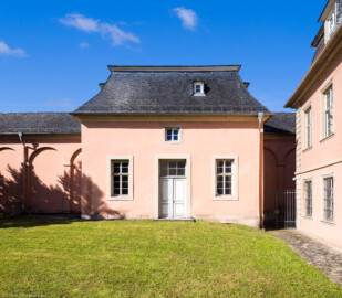 Schloss und Schlossgarten Schwetzingen - Garten - Nördlicher Zirkelbau - Mittlerer Pavillon - Rückseite - Von Nordost - Blick auf die Rückseite des mittleren Pavillons; rechts das Gesandtenhaus (heute Amtsgericht) (Gesamter Bau: Länge Bogen ca. 175 Meter, Breite zwischen ca. 11 und 18 Meter, 51 Achsen, 5 Pavillons, 4 Zwischenbauten; mittlerer Pavillon: Länge x Breite ca. 15 Meter x 13 Meter; Architekt: Alessandro Alessandro Galli da Bibiena (1686-1748), Bauleitung: zuerst Guillaume d’Hauberat (1680–1749), dann Nicolas de Pigage (1723-1796); Bauzeit: 1748-1750) (aufgenommen im Juli 2024, am Vormittag)