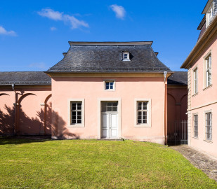 Schloss und Schlossgarten Schwetzingen - Garten - Nördlicher Zirkelbau - Mittlerer Pavillon - Rückseite - Von Nordost - Blick auf die Rückseite des mittleren Pavillons; rechts das Gesandtenhaus (heute Amtsgericht) (Gesamter Bau: Länge Bogen ca. 175 Meter, Breite zwischen ca. 11 und 18 Meter, 51 Achsen, 5 Pavillons, 4 Zwischenbauten; mittlerer Pavillon: Länge x Breite ca. 15 Meter x 13 Meter; Architekt: Alessandro Alessandro Galli da Bibiena (1686-1748), Bauleitung: zuerst Guillaume d’Hauberat (1680–1749), dann Nicolas de Pigage (1723-1796); Bauzeit: 1748-1750) (aufgenommen im Juli 2024, am Vormittag) Schloss und Schlossgarten Schwetzingen - Garten - Nördlicher Zirkelbau - Mittlerer Pavillon - Rückseite - Von Nordost - Blick auf die Rückseite des mittleren Pavillons; rechts das Gesandtenhaus (heute Amtsgericht) (Gesamter Bau: Länge Bogen ca. 175 Meter, Breite zwischen ca. 11 und 18 Meter, 51 Achsen, 5 Pavillons, 4 Zwischenbauten; mittlerer Pavillon: Länge x Breite ca. 15 Meter x 13 Meter; Architekt: Alessandro Alessandro Galli da Bibiena (1686-1748), Bauleitung: zuerst Guillaume d’Hauberat (1680–1749), dann Nicolas de Pigage (1723-1796); Bauzeit: 1748-1750) (aufgenommen im Juli 2024, am Vormittag)
