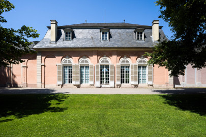 Schloss und Schlossgarten Schwetzingen - Garten - Südlicher Zirkelbau - Östlicher Pavillon / Jagdsaal / Speisesaal - Rückseite - Von Osten - Blick auf die Rückseite des siebenachsigen Pavillons (Gesamter Bau: Länge Bogen ca. 175 Meter, Breite zwischen ca. 11 und 18 Meter, 51 Achsen, 5 Pavillons, 4 Zwischenbauten; Architekt: Franz Wilhelm Rabaliatti; Bauzeit: 1753-1754) (aufgenommen im Juli 2024, um die Mittagszeit) Schloss und Schlossgarten Schwetzingen - Garten - Südlicher Zirkelbau - Östlicher Pavillon / Jagdsaal / Speisesaal - Rückseite - Von Osten - Blick auf die Rückseite des siebenachsigen Pavillons (Gesamter Bau: Länge Bogen ca. 175 Meter, Breite zwischen ca. 11 und 18 Meter, 51 Achsen, 5 Pavillons, 4 Zwischenbauten; Architekt: Franz Wilhelm Rabaliatti; Bauzeit: 1753-1754) (aufgenommen im Juli 2024, um die Mittagszeit)