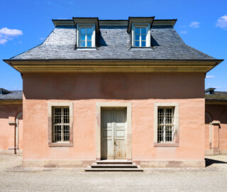 Schloss und Schlossgarten Schwetzingen - Garten - Südlicher Zirkelbau - Mittlerer Pavillon - Rückseite - Von Südost - Blick auf die Rückseite des dreiachsigen mittleren Pavillons (Gesamter Bau: Länge Bogen ca. 175 Meter, Breite zwischen ca. 11 und 18 Meter, 51 Achsen, 5 Pavillons, 4 Zwischenbauten; Architekt: Franz Wilhelm Rabaliatti; Bauzeit: 1753-1754) (aufgenommen im Juli 2024, am frühen Nachmittag) Schloss und Schlossgarten Schwetzingen - Garten - Südlicher Zirkelbau - Mittlerer Pavillon - Rückseite - Von Südost - Blick auf die Rückseite des dreiachsigen mittleren Pavillons (Gesamter Bau: Länge Bogen ca. 175 Meter, Breite zwischen ca. 11 und 18 Meter, 51 Achsen, 5 Pavillons, 4 Zwischenbauten; Architekt: Franz Wilhelm Rabaliatti; Bauzeit: 1753-1754) (aufgenommen im Juli 2024, am frühen Nachmittag)