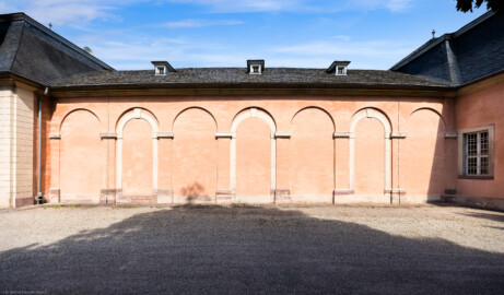 Schloss und Schlossgarten Schwetzingen - Garten - Südlicher Zirkelbau - Zwischenbau zwischen westlichem Eck-Pavillon (links) und westlichem Pavillon (rechts) - Rückseite - Von Südost - Blick auf die Rückseite des siebenachsigen Zwischenbaus (Gesamter Bau: Länge Bogen ca. 175 Meter, Breite zwischen ca. 11 und 18 Meter, 51 Achsen, 5 Pavillons, 4 Zwischenbauten; Architekt: Franz Wilhelm Rabaliatti; Bauzeit: 1753-1754) (aufgenommen im Juli 2024, am späten Vormittag) Schloss und Schlossgarten Schwetzingen - Garten - Südlicher Zirkelbau - Zwischenbau zwischen westlichem Eck-Pavillon (links) und westlichem Pavillon (rechts) - Rückseite - Von Südost - Blick auf die Rückseite des siebenachsigen Zwischenbaus (Gesamter Bau: Länge Bogen ca. 175 Meter, Breite zwischen ca. 11 und 18 Meter, 51 Achsen, 5 Pavillons, 4 Zwischenbauten; Architekt: Franz Wilhelm Rabaliatti; Bauzeit: 1753-1754) (aufgenommen im Juli 2024, am späten Vormittag)