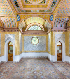 Schloss und Schlossgarten Schwetzingen - Garten - Moschee - Kreuzgang - Südliches Priesterkabinett - Von Innen - Raum - Von Osten - Blick vom östlichen Rundfester der Ostwand nach Westen in den Raum und auf die Decke; Wände mit Stuckmarmor versehen; in allen vier Eckes des Raumes kleine fünfeckige Zellen, zugänglich durch spitzbogige Türen (Kreuzgang: Länge x Breite mit Anbauten ca. 125 Meter x ca. 60 Meter; Priesterkabinett: Länge x Breite ca. 8 Meter x 8 Meter; Bauzeit: 1782-1795; Architekt: Nicolas de Pigage; Gesamtrestaurierung Moscheeanlage: ca. 1995 bis 2007; Restaurierung Priesterkabinett: um 2024) (aufgenommen im Juli 2024, um die Mittagszeit)