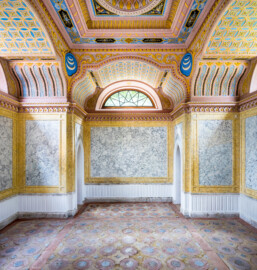 Schloss und Schlossgarten Schwetzingen - Garten - Moschee - Kreuzgang - Südliches Priesterkabinett - Von Innen - Raum - Von Norden - Blick vom Eingang (der zweiflügeligen Holztür) nach Süden in den Raum und auf die Decke; Wände mit Stuckmarmor versehen; in allen vier Eckes des Raumes kleine fünfeckige Zellen, zugänglich durch spitzbogige Türen (Kreuzgang: Länge x Breite mit Anbauten ca. 125 Meter x ca. 60 Meter; Priesterkabinett: Länge x Breite ca. 8 Meter x 8 Meter; Bauzeit: 1782-1795; Architekt: Nicolas de Pigage; Gesamtrestaurierung Moscheeanlage: ca. 1995 bis 2007; Restaurierung Priesterkabinett: um 2024) (aufgenommen im Juli 2024, um die Mittagszeit) Schloss und Schlossgarten Schwetzingen - Garten - Moschee - Kreuzgang - Südliches Priesterkabinett - Von Innen - Raum - Von Norden - Blick vom Eingang (der zweiflügeligen Holztür) nach Süden in den Raum und auf die Decke; Wände mit Stuckmarmor versehen; in allen vier Eckes des Raumes kleine fünfeckige Zellen, zugänglich durch spitzbogige Türen (Kreuzgang: Länge x Breite mit Anbauten ca. 125 Meter x ca. 60 Meter; Priesterkabinett: Länge x Breite ca. 8 Meter x 8 Meter; Bauzeit: 1782-1795; Architekt: Nicolas de Pigage; Gesamtrestaurierung Moscheeanlage: ca. 1995 bis 2007; Restaurierung Priesterkabinett: um 2024) (aufgenommen im Juli 2024, um die Mittagszeit)