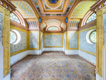 Schloss und Schlossgarten Schwetzingen - Garten - Moschee - Kreuzgang - Südliches Priesterkabinett - Von Innen - Raum - Von Norden - Blick vom Eingang (der zweiflügeligen Holztür) nach Süden in den Raum, auf die Decke sowie in die Kuppel; Wände mit Stuckmarmor versehen; in allen vier Eckes des Raumes kleine fünfeckige Zellen, zugänglich durch spitzbogige Türen (Kreuzgang: Länge x Breite mit Anbauten ca. 125 Meter x ca. 60 Meter; Priesterkabinett: Länge x Breite ca. 8 Meter x 8 Meter; Bauzeit: 1782-1795; Architekt: Nicolas de Pigage; Gesamtrestaurierung Moscheeanlage: ca. 1995 bis 2007; Restaurierung Priesterkabinett: um 2024) (aufgenommen im Juli 2024, um die Mittagszeit)