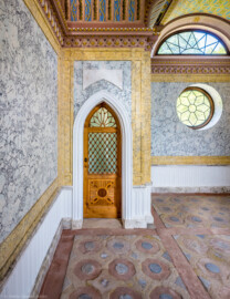 Schloss und Schlossgarten Schwetzingen - Garten - Moschee - Kreuzgang - Südliches Priesterkabinett - Von Innen - Raum - Von Osten - Blick von der Tür der südöstlichen Zelle nach Süden auf die südwestliche Zelle; Wände mit Stuckmarmor versehen; in allen vier Eckes des Raumes kleine fünfeckige Zellen, zugänglich durch spitzbogige Türen (Kreuzgang: Länge x Breite mit Anbauten ca. 125 Meter x ca. 60 Meter; Priesterkabinett: Länge x Breite ca. 8 Meter x 8 Meter; Bauzeit: 1782-1795; Architekt: Nicolas de Pigage; Gesamtrestaurierung Moscheeanlage: ca. 1995 bis 2007; Restaurierung Priesterkabinett: um 2024) (aufgenommen im Juli 2024, am frühen Nachmittag) Schloss und Schlossgarten Schwetzingen - Garten - Moschee - Kreuzgang - Südliches Priesterkabinett - Von Innen - Raum - Von Osten - Blick von der Tür der südöstlichen Zelle nach Süden auf die südwestliche Zelle; Wände mit Stuckmarmor versehen; in allen vier Eckes des Raumes kleine fünfeckige Zellen, zugänglich durch spitzbogige Türen (Kreuzgang: Länge x Breite mit Anbauten ca. 125 Meter x ca. 60 Meter; Priesterkabinett: Länge x Breite ca. 8 Meter x 8 Meter; Bauzeit: 1782-1795; Architekt: Nicolas de Pigage; Gesamtrestaurierung Moscheeanlage: ca. 1995 bis 2007; Restaurierung Priesterkabinett: um 2024) (aufgenommen im Juli 2024, am frühen Nachmittag)