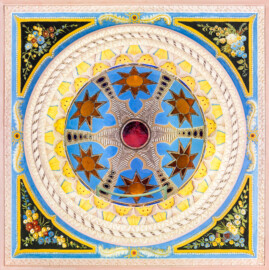 Schloss und Schlossgarten Schwetzingen - Garten - Türkischer Garten / Moscheegarten - Kreuzgang - Südliches Priesterkabinett - Von Innen - Decke - Blick vom Zentrum des Raums nach oben auf die Decke und in die Kuppel; im Bild unten ist Süden (Kreuzgang: Länge x Breite mit Anbauten ca. 125 Meter x ca. 60 Meter; Priesterkabinett: Länge x Breite ca. 8 Meter x 8 Meter; Bauzeit: 1782-1795; Architekt: Nicolas de Pigage; Gesamtrestaurierung Moscheeanlage: ca. 1995 bis 2007) (aufgenommen im Juli 2024, am frühen Nachmittag) Schloss und Schlossgarten Schwetzingen - Garten - Türkischer Garten / Moscheegarten - Kreuzgang - Südliches Priesterkabinett - Von Innen - Decke - Blick vom Zentrum des Raums nach oben auf die Decke und in die Kuppel; im Bild unten ist Süden (Kreuzgang: Länge x Breite mit Anbauten ca. 125 Meter x ca. 60 Meter; Priesterkabinett: Länge x Breite ca. 8 Meter x 8 Meter; Bauzeit: 1782-1795; Architekt: Nicolas de Pigage; Gesamtrestaurierung Moscheeanlage: ca. 1995 bis 2007) (aufgenommen im Juli 2024, am frühen Nachmittag)