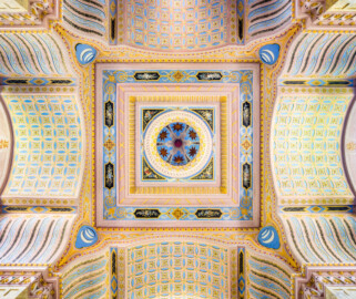 Schloss und Schlossgarten Schwetzingen - Garten - Türkischer Garten / Moscheegarten - Kreuzgang - Südliches Priesterkabinett - Von Innen - Decke - Blick vom Zentrum des Raums nach oben auf die Bögen, die Decke und in die Kuppel; im Bild unten ist Süden (Kreuzgang: Länge x Breite mit Anbauten ca. 125 Meter x ca. 60 Meter; Priesterkabinett: Länge x Breite ca. 8 Meter x 8 Meter; Bauzeit: 1782-1795; Architekt: Nicolas de Pigage; Gesamtrestaurierung Moscheeanlage: ca. 1995 bis 2007) (aufgenommen im Juli 2024, am Nachmittag)