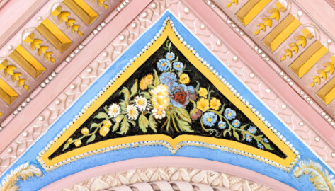 Schloss und Schlossgarten Schwetzingen - Garten - Moschee - Kreuzgang - Südliches Priesterkabinett - Von Innen - Decke - Blick von unten auf den südwestlichen Zwickel des inneren Teils der Decke (Kreuzgang: Länge x Breite mit Anbauten ca. 125 Meter x ca. 60 Meter; Priesterkabinett: Länge x Breite ca. 8 Meter x 8 Meter; Bauzeit: 1782-1795; Architekt: Nicolas de Pigage; Gesamtrestaurierung Moscheeanlage: ca. 1995 bis 2007) (aufgenommen im Juli 2024, am Nachmittag)