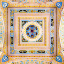 Schloss und Schlossgarten Schwetzingen - Garten - Türkischer Garten / Moscheegarten - Kreuzgang - Südliches Priesterkabinett - Von Innen - Decke - Blick vom Zentrum des Raums nach oben auf die Bögen, die Decke und in die Kuppel; im Bild unten ist Süden (Kreuzgang: Länge x Breite mit Anbauten ca. 125 Meter x ca. 60 Meter; Priesterkabinett: Länge x Breite ca. 8 Meter x 8 Meter; Bauzeit: 1782-1795; Architekt: Nicolas de Pigage; Gesamtrestaurierung Moscheeanlage: ca. 1995 bis 2007) (aufgenommen im Juli 2024, am Nachmittag) Schloss und Schlossgarten Schwetzingen - Garten - Türkischer Garten / Moscheegarten - Kreuzgang - Südliches Priesterkabinett - Von Innen - Decke - Blick vom Zentrum des Raums nach oben auf die Bögen, die Decke und in die Kuppel; im Bild unten ist Süden (Kreuzgang: Länge x Breite mit Anbauten ca. 125 Meter x ca. 60 Meter; Priesterkabinett: Länge x Breite ca. 8 Meter x 8 Meter; Bauzeit: 1782-1795; Architekt: Nicolas de Pigage; Gesamtrestaurierung Moscheeanlage: ca. 1995 bis 2007) (aufgenommen im Juli 2024, am Nachmittag)