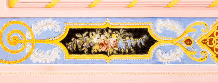 Schloss und Schlossgarten Schwetzingen - Garten - Türkischer Garten / Moscheegarten - Kreuzgang - Südliches Priesterkabinett - Von Innen - Decke - Blau grundierter breiter Zierstreifen, Westseite - Blick von unten auf ein Zierfeld mit naturalistischem Blumendekor, links und rechts Verzierungen mit Federn, Spirale, Rocaille und Arabeske (Kreuzgang: Länge x Breite mit Anbauten ca. 125 Meter x ca. 60 Meter; Priesterkabinett: Länge x Breite ca. 8 Meter x 8 Meter; Bauzeit: 1782-1795; Architekt: Nicolas de Pigage; Gesamtrestaurierung Moscheeanlage: ca. 1995 bis 2007) (aufgenommen im Juli 2024, am Vormittag) Schloss und Schlossgarten Schwetzingen - Garten - Türkischer Garten / Moscheegarten - Kreuzgang - Südliches Priesterkabinett - Von Innen - Decke - Blau grundierter breiter Zierstreifen, Westseite - Blick von unten auf ein Zierfeld mit naturalistischem Blumendekor, links und rechts Verzierungen mit Federn, Spirale, Rocaille und Arabeske (Kreuzgang: Länge x Breite mit Anbauten ca. 125 Meter x ca. 60 Meter; Priesterkabinett: Länge x Breite ca. 8 Meter x 8 Meter; Bauzeit: 1782-1795; Architekt: Nicolas de Pigage; Gesamtrestaurierung Moscheeanlage: ca. 1995 bis 2007) (aufgenommen im Juli 2024, am Vormittag)
