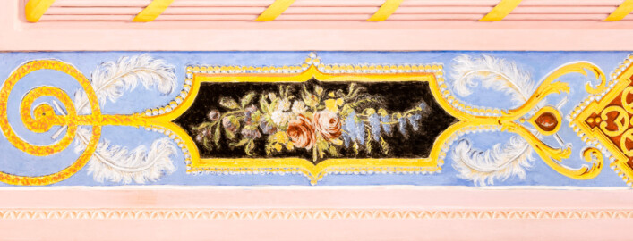 Schloss und Schlossgarten Schwetzingen - Garten - Türkischer Garten / Moscheegarten - Kreuzgang - Südliches Priesterkabinett - Von Innen - Decke - Blau grundierter breiter Zierstreifen, Westseite - Blick von unten auf ein Zierfeld mit naturalistischem Blumendekor, links und rechts Verzierungen mit Federn, Spirale, Rocaille und Arabeske (Kreuzgang: Länge x Breite mit Anbauten ca. 125 Meter x ca. 60 Meter; Priesterkabinett: Länge x Breite ca. 8 Meter x 8 Meter; Bauzeit: 1782-1795; Architekt: Nicolas de Pigage; Gesamtrestaurierung Moscheeanlage: ca. 1995 bis 2007) (aufgenommen im Juli 2024, am Vormittag) Schloss und Schlossgarten Schwetzingen - Garten - Türkischer Garten / Moscheegarten - Kreuzgang - Südliches Priesterkabinett - Von Innen - Decke - Blau grundierter breiter Zierstreifen, Westseite - Blick von unten auf ein Zierfeld mit naturalistischem Blumendekor, links und rechts Verzierungen mit Federn, Spirale, Rocaille und Arabeske (Kreuzgang: Länge x Breite mit Anbauten ca. 125 Meter x ca. 60 Meter; Priesterkabinett: Länge x Breite ca. 8 Meter x 8 Meter; Bauzeit: 1782-1795; Architekt: Nicolas de Pigage; Gesamtrestaurierung Moscheeanlage: ca. 1995 bis 2007) (aufgenommen im Juli 2024, am Vormittag)