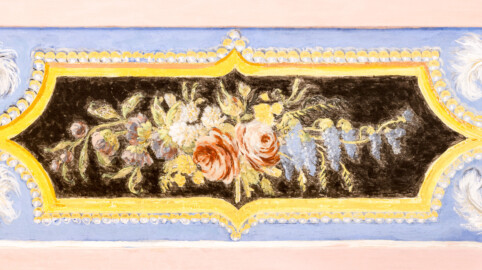 Schloss und Schlossgarten Schwetzingen - Garten - Türkischer Garten - Kreuzgang - Südliches Priesterkabinett - Von Innen - Decke - Blau grundierter breiter Zierstreifen, Westseite, südlich - Blick von unten auf ein Zierfeld mit naturalistischem Blumendekor (Kreuzgang: Länge x Breite mit Anbauten ca. 125 Meter x ca. 60 Meter; Priesterkabinett: Länge x Breite ca. 8 Meter x 8 Meter; Bauzeit: 1782-1795; Architekt: Nicolas de Pigage; Gesamtrestaurierung Moscheeanlage: ca. 1995 bis 2007) (aufgenommen im Juli 2024, am Vormittag) Schloss und Schlossgarten Schwetzingen - Garten - Türkischer Garten - Kreuzgang - Südliches Priesterkabinett - Von Innen - Decke - Blau grundierter breiter Zierstreifen, Westseite, südlich - Blick von unten auf ein Zierfeld mit naturalistischem Blumendekor (Kreuzgang: Länge x Breite mit Anbauten ca. 125 Meter x ca. 60 Meter; Priesterkabinett: Länge x Breite ca. 8 Meter x 8 Meter; Bauzeit: 1782-1795; Architekt: Nicolas de Pigage; Gesamtrestaurierung Moscheeanlage: ca. 1995 bis 2007) (aufgenommen im Juli 2024, am Vormittag)