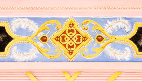 Schloss und Schlossgarten Schwetzingen - Garten - Türkischer Garten / Moscheegarten - Kreuzgang - Südliches Priesterkabinett - Von Innen - Decke - Blau grundierter breiter Zierstreifen, Westseite - Blick von unten auf Verzierungen mit Zierfeldern, Rocaillen, Federn und Arabesken (Kreuzgang: Länge x Breite mit Anbauten ca. 125 Meter x ca. 60 Meter; Priesterkabinett: Länge x Breite ca. 8 Meter x 8 Meter; Bauzeit: 1782-1795; Architekt: Nicolas de Pigage; Gesamtrestaurierung Moscheeanlage: ca. 1995 bis 2007) (aufgenommen im Juli 2024, am Vormittag) Schloss und Schlossgarten Schwetzingen - Garten - Türkischer Garten / Moscheegarten - Kreuzgang - Südliches Priesterkabinett - Von Innen - Decke - Blau grundierter breiter Zierstreifen, Westseite - Blick von unten auf Verzierungen mit Zierfeldern, Rocaillen, Federn und Arabesken (Kreuzgang: Länge x Breite mit Anbauten ca. 125 Meter x ca. 60 Meter; Priesterkabinett: Länge x Breite ca. 8 Meter x 8 Meter; Bauzeit: 1782-1795; Architekt: Nicolas de Pigage; Gesamtrestaurierung Moscheeanlage: ca. 1995 bis 2007) (aufgenommen im Juli 2024, am Vormittag)