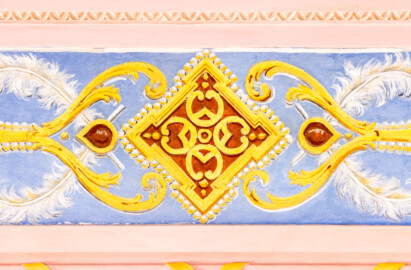 Schloss und Schlossgarten Schwetzingen - Garten - Türkischer Garten / Moscheegarten - Kreuzgang - Südliches Priesterkabinett - Von Innen - Decke - Blau grundierter breiter Zierstreifen, Westseite - Blick von unten auf Verzierungen mit Rocaillen, Federn und Arabesken (Kreuzgang: Länge x Breite mit Anbauten ca. 125 Meter x ca. 60 Meter; Priesterkabinett: Länge x Breite ca. 8 Meter x 8 Meter; Bauzeit: 1782-1795; Architekt: Nicolas de Pigage; Gesamtrestaurierung Moscheeanlage: ca. 1995 bis 2007) (aufgenommen im Juli 2024, am Vormittag)