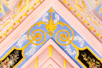 Schloss und Schlossgarten Schwetzingen - Garten - Türkischer Garten / Moscheegarten - Kreuzgang - Südliches Priesterkabinett - Von Innen - Decke - Blau grundierter breiter Zierstreifen, Südwestecke - Blick von unten auf Verzierungen mit Zierfeldern mit Blumendekor, Spiralen, Federn, Akanthusblatt und Pfeil (Kreuzgang: Länge x Breite mit Anbauten ca. 125 Meter x ca. 60 Meter; Priesterkabinett: Länge x Breite ca. 8 Meter x 8 Meter; Bauzeit: 1782-1795; Architekt: Nicolas de Pigage; Gesamtrestaurierung Moscheeanlage: ca. 1995 bis 2007) (aufgenommen im Juli 2024, am Vormittag) Schloss und Schlossgarten Schwetzingen - Garten - Türkischer Garten / Moscheegarten - Kreuzgang - Südliches Priesterkabinett - Von Innen - Decke - Blau grundierter breiter Zierstreifen, Südwestecke - Blick von unten auf Verzierungen mit Zierfeldern mit Blumendekor, Spiralen, Federn, Akanthusblatt und Pfeil (Kreuzgang: Länge x Breite mit Anbauten ca. 125 Meter x ca. 60 Meter; Priesterkabinett: Länge x Breite ca. 8 Meter x 8 Meter; Bauzeit: 1782-1795; Architekt: Nicolas de Pigage; Gesamtrestaurierung Moscheeanlage: ca. 1995 bis 2007) (aufgenommen im Juli 2024, am Vormittag)