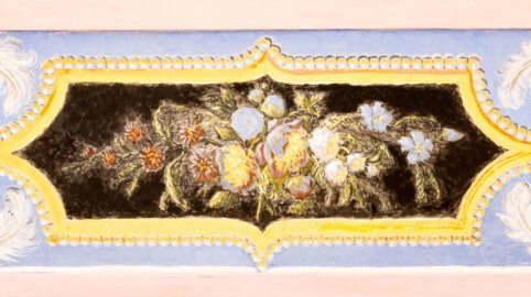 Schloss und Schlossgarten Schwetzingen - Garten - Türkischer Garten - Kreuzgang - Südliches Priesterkabinett - Von Innen - Decke - Blau grundierter breiter Zierstreifen, Westseite, nördlich - Blick von unten auf ein Zierfeld mit naturalistischem Blumendekor (Kreuzgang: Länge x Breite mit Anbauten ca. 125 Meter x ca. 60 Meter; Priesterkabinett: Länge x Breite ca. 8 Meter x 8 Meter; Bauzeit: 1782-1795; Architekt: Nicolas de Pigage; Gesamtrestaurierung Moscheeanlage: ca. 1995 bis 2007) (aufgenommen im Juli 2024, am späten Vormittag) Schloss und Schlossgarten Schwetzingen - Garten - Türkischer Garten - Kreuzgang - Südliches Priesterkabinett - Von Innen - Decke - Blau grundierter breiter Zierstreifen, Westseite, nördlich - Blick von unten auf ein Zierfeld mit naturalistischem Blumendekor (Kreuzgang: Länge x Breite mit Anbauten ca. 125 Meter x ca. 60 Meter; Priesterkabinett: Länge x Breite ca. 8 Meter x 8 Meter; Bauzeit: 1782-1795; Architekt: Nicolas de Pigage; Gesamtrestaurierung Moscheeanlage: ca. 1995 bis 2007) (aufgenommen im Juli 2024, am späten Vormittag)