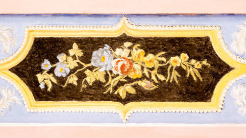 Schloss und Schlossgarten Schwetzingen - Garten - Türkischer Garten - Kreuzgang - Südliches Priesterkabinett - Von Innen - Decke - Blau grundierter breiter Zierstreifen, Südseite, westlich - Blick von unten auf ein Zierfeld mit naturalistischem Blumendekor (Kreuzgang: Länge x Breite mit Anbauten ca. 125 Meter x ca. 60 Meter; Priesterkabinett: Länge x Breite ca. 8 Meter x 8 Meter; Bauzeit: 1782-1795; Architekt: Nicolas de Pigage; Gesamtrestaurierung Moscheeanlage: ca. 1995 bis 2007) (aufgenommen im Juli 2024, am späten Vormittag) Schloss und Schlossgarten Schwetzingen - Garten - Türkischer Garten - Kreuzgang - Südliches Priesterkabinett - Von Innen - Decke - Blau grundierter breiter Zierstreifen, Südseite, westlich - Blick von unten auf ein Zierfeld mit naturalistischem Blumendekor (Kreuzgang: Länge x Breite mit Anbauten ca. 125 Meter x ca. 60 Meter; Priesterkabinett: Länge x Breite ca. 8 Meter x 8 Meter; Bauzeit: 1782-1795; Architekt: Nicolas de Pigage; Gesamtrestaurierung Moscheeanlage: ca. 1995 bis 2007) (aufgenommen im Juli 2024, am späten Vormittag)