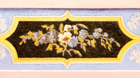 Schloss und Schlossgarten Schwetzingen - Garten - Türkischer Garten - Kreuzgang - Südliches Priesterkabinett - Von Innen - Decke - Blau grundierter breiter Zierstreifen, Südseite, östlich - Blick von unten auf ein Zierfeld mit naturalistischem Blumendekor (Kreuzgang: Länge x Breite mit Anbauten ca. 125 Meter x ca. 60 Meter; Priesterkabinett: Länge x Breite ca. 8 Meter x 8 Meter; Bauzeit: 1782-1795; Architekt: Nicolas de Pigage; Gesamtrestaurierung Moscheeanlage: ca. 1995 bis 2007) (aufgenommen im Juli 2024, am späten Vormittag) Schloss und Schlossgarten Schwetzingen - Garten - Türkischer Garten - Kreuzgang - Südliches Priesterkabinett - Von Innen - Decke - Blau grundierter breiter Zierstreifen, Südseite, östlich - Blick von unten auf ein Zierfeld mit naturalistischem Blumendekor (Kreuzgang: Länge x Breite mit Anbauten ca. 125 Meter x ca. 60 Meter; Priesterkabinett: Länge x Breite ca. 8 Meter x 8 Meter; Bauzeit: 1782-1795; Architekt: Nicolas de Pigage; Gesamtrestaurierung Moscheeanlage: ca. 1995 bis 2007) (aufgenommen im Juli 2024, am späten Vormittag)