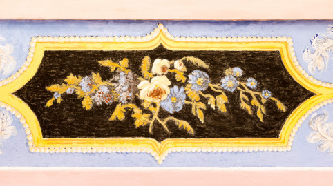 Schloss und Schlossgarten Schwetzingen - Garten - Türkischer Garten - Kreuzgang - Südliches Priesterkabinett - Von Innen - Decke - Blau grundierter breiter Zierstreifen, Südseite, östlich - Blick von unten auf ein Zierfeld mit naturalistischem Blumendekor (Kreuzgang: Länge x Breite mit Anbauten ca. 125 Meter x ca. 60 Meter; Priesterkabinett: Länge x Breite ca. 8 Meter x 8 Meter; Bauzeit: 1782-1795; Architekt: Nicolas de Pigage; Gesamtrestaurierung Moscheeanlage: ca. 1995 bis 2007) (aufgenommen im Juli 2024, am späten Vormittag) Schloss und Schlossgarten Schwetzingen - Garten - Türkischer Garten - Kreuzgang - Südliches Priesterkabinett - Von Innen - Decke - Blau grundierter breiter Zierstreifen, Südseite, östlich - Blick von unten auf ein Zierfeld mit naturalistischem Blumendekor (Kreuzgang: Länge x Breite mit Anbauten ca. 125 Meter x ca. 60 Meter; Priesterkabinett: Länge x Breite ca. 8 Meter x 8 Meter; Bauzeit: 1782-1795; Architekt: Nicolas de Pigage; Gesamtrestaurierung Moscheeanlage: ca. 1995 bis 2007) (aufgenommen im Juli 2024, am späten Vormittag)