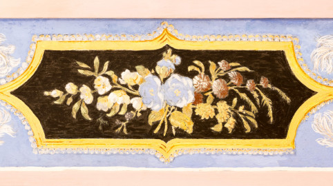 Schloss und Schlossgarten Schwetzingen - Garten - Türkischer Garten - Kreuzgang - Südliches Priesterkabinett - Von Innen - Decke - Blau grundierter breiter Zierstreifen, Ostseite, südlich - Blick von unten auf ein Zierfeld mit naturalistischem Blumendekor (Kreuzgang: Länge x Breite mit Anbauten ca. 125 Meter x ca. 60 Meter; Priesterkabinett: Länge x Breite ca. 8 Meter x 8 Meter; Bauzeit: 1782-1795; Architekt: Nicolas de Pigage; Gesamtrestaurierung Moscheeanlage: ca. 1995 bis 2007) (aufgenommen im Juli 2024, am späten Vormittag) Schloss und Schlossgarten Schwetzingen - Garten - Türkischer Garten - Kreuzgang - Südliches Priesterkabinett - Von Innen - Decke - Blau grundierter breiter Zierstreifen, Ostseite, südlich - Blick von unten auf ein Zierfeld mit naturalistischem Blumendekor (Kreuzgang: Länge x Breite mit Anbauten ca. 125 Meter x ca. 60 Meter; Priesterkabinett: Länge x Breite ca. 8 Meter x 8 Meter; Bauzeit: 1782-1795; Architekt: Nicolas de Pigage; Gesamtrestaurierung Moscheeanlage: ca. 1995 bis 2007) (aufgenommen im Juli 2024, am späten Vormittag)