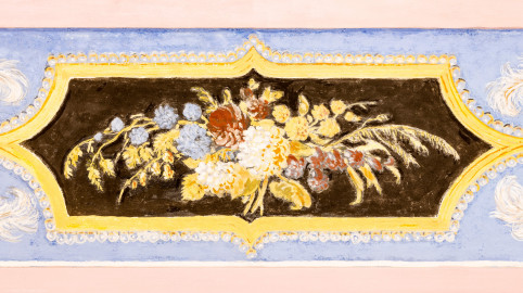 Schloss und Schlossgarten Schwetzingen - Garten - Türkischer Garten - Kreuzgang - Südliches Priesterkabinett - Von Innen - Decke - Blau grundierter breiter Zierstreifen, Ostseite, nördlich - Blick von unten auf ein Zierfeld mit naturalistischem Blumendekor (Kreuzgang: Länge x Breite mit Anbauten ca. 125 Meter x ca. 60 Meter; Priesterkabinett: Länge x Breite ca. 8 Meter x 8 Meter; Bauzeit: 1782-1795; Architekt: Nicolas de Pigage; Gesamtrestaurierung Moscheeanlage: ca. 1995 bis 2007) (aufgenommen im Juli 2024, am späten Vormittag) Schloss und Schlossgarten Schwetzingen - Garten - Türkischer Garten - Kreuzgang - Südliches Priesterkabinett - Von Innen - Decke - Blau grundierter breiter Zierstreifen, Ostseite, nördlich - Blick von unten auf ein Zierfeld mit naturalistischem Blumendekor (Kreuzgang: Länge x Breite mit Anbauten ca. 125 Meter x ca. 60 Meter; Priesterkabinett: Länge x Breite ca. 8 Meter x 8 Meter; Bauzeit: 1782-1795; Architekt: Nicolas de Pigage; Gesamtrestaurierung Moscheeanlage: ca. 1995 bis 2007) (aufgenommen im Juli 2024, am späten Vormittag)