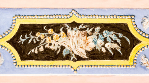 Schloss und Schlossgarten Schwetzingen - Garten - Türkischer Garten - Kreuzgang - Südliches Priesterkabinett - Von Innen - Decke - Blau grundierter breiter Zierstreifen, Nordseite, östlich - Blick von unten auf ein Zierfeld mit naturalistischem Blumendekor (Kreuzgang: Länge x Breite mit Anbauten ca. 125 Meter x ca. 60 Meter; Priesterkabinett: Länge x Breite ca. 8 Meter x 8 Meter; Bauzeit: 1782-1795; Architekt: Nicolas de Pigage; Gesamtrestaurierung Moscheeanlage: ca. 1995 bis 2007) (aufgenommen im Juli 2024, am späten Vormittag) Schloss und Schlossgarten Schwetzingen - Garten - Türkischer Garten - Kreuzgang - Südliches Priesterkabinett - Von Innen - Decke - Blau grundierter breiter Zierstreifen, Nordseite, östlich - Blick von unten auf ein Zierfeld mit naturalistischem Blumendekor (Kreuzgang: Länge x Breite mit Anbauten ca. 125 Meter x ca. 60 Meter; Priesterkabinett: Länge x Breite ca. 8 Meter x 8 Meter; Bauzeit: 1782-1795; Architekt: Nicolas de Pigage; Gesamtrestaurierung Moscheeanlage: ca. 1995 bis 2007) (aufgenommen im Juli 2024, am späten Vormittag)