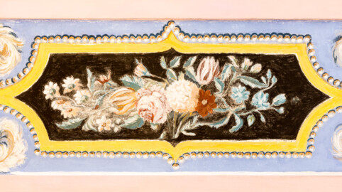 Schloss und Schlossgarten Schwetzingen - Garten - Türkischer Garten - Kreuzgang - Südliches Priesterkabinett - Von Innen - Decke - Blau grundierter breiter Zierstreifen, Nordseite, westlich - Blick von unten auf ein Zierfeld mit naturalistischem Blumendekor (Kreuzgang: Länge x Breite mit Anbauten ca. 125 Meter x ca. 60 Meter; Priesterkabinett: Länge x Breite ca. 8 Meter x 8 Meter; Bauzeit: 1782-1795; Architekt: Nicolas de Pigage; Gesamtrestaurierung Moscheeanlage: ca. 1995 bis 2007) (aufgenommen im Juli 2024, am späten Vormittag)