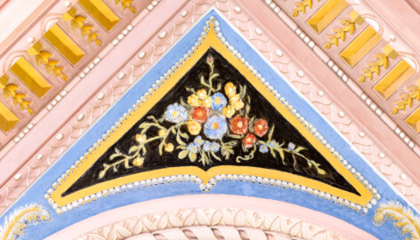 Schloss und Schlossgarten Schwetzingen - Garten - Türkischer Garten / Moscheegarten - Kreuzgang - Südliches Priesterkabinett - Von Innen - Decke - Blick von unten auf den nordöstlichen Zwickel des inneren Teils der Decke (Kreuzgang: Länge x Breite mit Anbauten ca. 125 Meter x ca. 60 Meter; Priesterkabinett: Länge x Breite ca. 8 Meter x 8 Meter; Bauzeit: 1782-1795; Architekt: Nicolas de Pigage; Gesamtrestaurierung Moscheeanlage: ca. 1995 bis 2007) (aufgenommen im Juli 2024, am späten Vormittag) Schloss und Schlossgarten Schwetzingen - Garten - Türkischer Garten / Moscheegarten - Kreuzgang - Südliches Priesterkabinett - Von Innen - Decke - Blick von unten auf den nordöstlichen Zwickel des inneren Teils der Decke (Kreuzgang: Länge x Breite mit Anbauten ca. 125 Meter x ca. 60 Meter; Priesterkabinett: Länge x Breite ca. 8 Meter x 8 Meter; Bauzeit: 1782-1795; Architekt: Nicolas de Pigage; Gesamtrestaurierung Moscheeanlage: ca. 1995 bis 2007) (aufgenommen im Juli 2024, am späten Vormittag)