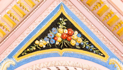 Schloss und Schlossgarten Schwetzingen - Garten - Türkischer Garten / Moscheegarten - Kreuzgang - Südliches Priesterkabinett - Von Innen - Decke - Blick von unten auf den südöstlichen Zwickel des inneren Teils der Decke (Kreuzgang: Länge x Breite mit Anbauten ca. 125 Meter x ca. 60 Meter; Priesterkabinett: Länge x Breite ca. 8 Meter x 8 Meter; Bauzeit: 1782-1795; Architekt: Nicolas de Pigage; Gesamtrestaurierung Moscheeanlage: ca. 1995 bis 2007) (aufgenommen im Juli 2024, am späten Vormittag) Schloss und Schlossgarten Schwetzingen - Garten - Türkischer Garten / Moscheegarten - Kreuzgang - Südliches Priesterkabinett - Von Innen - Decke - Blick von unten auf den südöstlichen Zwickel des inneren Teils der Decke (Kreuzgang: Länge x Breite mit Anbauten ca. 125 Meter x ca. 60 Meter; Priesterkabinett: Länge x Breite ca. 8 Meter x 8 Meter; Bauzeit: 1782-1795; Architekt: Nicolas de Pigage; Gesamtrestaurierung Moscheeanlage: ca. 1995 bis 2007) (aufgenommen im Juli 2024, am späten Vormittag)