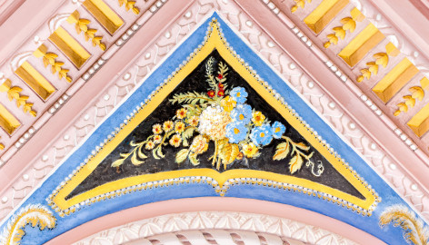 Schloss und Schlossgarten Schwetzingen - Garten - Türkischer Garten / Moscheegarten - Kreuzgang - Südliches Priesterkabinett - Von Innen - Decke - Blick von unten auf den nordwestlichen Zwickel des inneren Teils der Decke (Kreuzgang: Länge x Breite mit Anbauten ca. 125 Meter x ca. 60 Meter; Priesterkabinett: Länge x Breite ca. 8 Meter x 8 Meter; Bauzeit: 1782-1795; Architekt: Nicolas de Pigage; Gesamtrestaurierung Moscheeanlage: ca. 1995 bis 2007) (aufgenommen im Juli 2024, am späten Vormittag) Schloss und Schlossgarten Schwetzingen - Garten - Türkischer Garten / Moscheegarten - Kreuzgang - Südliches Priesterkabinett - Von Innen - Decke - Blick von unten auf den nordwestlichen Zwickel des inneren Teils der Decke (Kreuzgang: Länge x Breite mit Anbauten ca. 125 Meter x ca. 60 Meter; Priesterkabinett: Länge x Breite ca. 8 Meter x 8 Meter; Bauzeit: 1782-1795; Architekt: Nicolas de Pigage; Gesamtrestaurierung Moscheeanlage: ca. 1995 bis 2007) (aufgenommen im Juli 2024, am späten Vormittag)