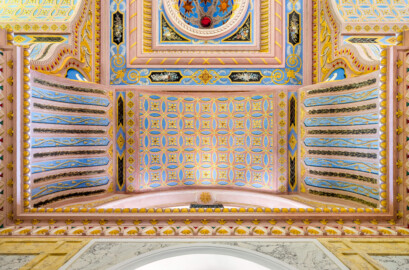 Schloss und Schlossgarten Schwetzingen - Garten - Türkischer Garten / Moscheegarten - Kreuzgang - Südliches Priesterkabinett - Von Innen - Decke - Blick vom Eingang (der zweiflügeligen Holztür) nach oben auf die Bögen, die Decke und in die Kuppel; im Bild unten ist Norden (Kreuzgang: Länge x Breite mit Anbauten ca. 125 Meter x ca. 60 Meter; Priesterkabinett: Länge x Breite ca. 8 Meter x 8 Meter; Bauzeit: 1782-1795; Architekt: Nicolas de Pigage; Gesamtrestaurierung Moscheeanlage: ca. 1995 bis 2007) (aufgenommen im Juli 2024, um die Mittagszeit)
