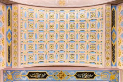 Schloss und Schlossgarten Schwetzingen - Garten - Türkischer Garten / Moscheegarten - Kreuzgang - Südliches Priesterkabinett - Von Innen - Decke - Blick vom südlichen Teil des Raums nach oben auf den Bogen oberhalb des Fensters; im Bild unten ist Norden (Kreuzgang: Länge x Breite mit Anbauten ca. 125 Meter x ca. 60 Meter; Priesterkabinett: Länge x Breite ca. 8 Meter x 8 Meter; Bauzeit: 1782-1795; Architekt: Nicolas de Pigage; Gesamtrestaurierung Moscheeanlage: ca. 1995 bis 2007) (aufgenommen im Juli 2024, um die Mittagszeit)