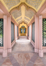 Schloss und Schlossgarten Schwetzingen - Garten - Türkischer Garten / Moscheegarten - Kreuzgang / Wandelgang - Von Norden - Blick in den kurzen Gang mit Holzgitterwerk zum südlichen Priesterkabinett; das quadratische Kabinett befindet sich hinter der braunen Doppelflügeltür; der Dachquerschnitt hat die Form eines Eselsrückenbogens, der Durchgang ist oben geschmückt mit einem Dreipass, die Decke ist reich verziert; diese Verzierung steigert sich extrem im Inneren des Priesterkabinetts (aufgenommen im Juli 2024, am frühen Nachmittag)