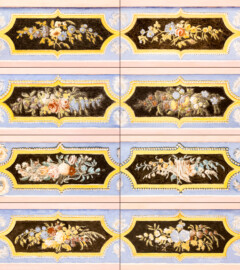 Schloss und Schlossgarten Schwetzingen - Garten - Türkischer Garten - Kreuzgang - Südliches Priesterkabinett - Von Innen - Von unten - Decke - Blau grundierter breiter Zierstreifen - Collage mit den acht Zierfeldern mit naturalistischem Blumendekor (v.o.n.u.: Südseite/östlich, Südseite/westlich, Westseite/südlich, Westseite/nördlich, Nordseite/westlich, Nordseite/östlich, Ostseite/nördlich, Ostseite/südlich) (Kreuzgang: Länge x Breite mit Anbauten ca. 125 Meter x ca. 60 Meter; Priesterkabinett: Länge x Breite ca. 8 Meter x 8 Meter; Bauzeit: 1782-1795; Architekt: Nicolas de Pigage; Gesamtrestaurierung Moscheeanlage: ca. 1995 bis 2007) (aufgenommen im Juli 2024, am späten Vormittag) Schloss und Schlossgarten Schwetzingen - Garten - Türkischer Garten - Kreuzgang - Südliches Priesterkabinett - Von Innen - Von unten - Decke - Blau grundierter breiter Zierstreifen - Collage mit den acht Zierfeldern mit naturalistischem Blumendekor (v.o.n.u.: Südseite/östlich, Südseite/westlich, Westseite/südlich, Westseite/nördlich, Nordseite/westlich, Nordseite/östlich, Ostseite/nördlich, Ostseite/südlich) (Kreuzgang: Länge x Breite mit Anbauten ca. 125 Meter x ca. 60 Meter; Priesterkabinett: Länge x Breite ca. 8 Meter x 8 Meter; Bauzeit: 1782-1795; Architekt: Nicolas de Pigage; Gesamtrestaurierung Moscheeanlage: ca. 1995 bis 2007) (aufgenommen im Juli 2024, am späten Vormittag)