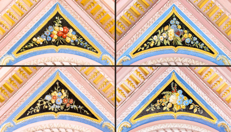 Schloss und Schlossgarten Schwetzingen - Garten - Türkischer Garten / Moscheegarten - Kreuzgang - Südliches Priesterkabinett - Von Innen - Decke - Collage mit den vier Zwickeln des inneren Teils der Decke mit naturalistischem Blumendekors; v.o.n.u.: Südost, Südwest, Nordost, Nordwest (Kreuzgang: Länge x Breite mit Anbauten ca. 125 Meter x ca. 60 Meter; Priesterkabinett: Länge x Breite ca. 8 Meter x 8 Meter; Bauzeit: 1782-1795; Architekt: Nicolas de Pigage; Gesamtrestaurierung Moscheeanlage: ca. 1995 bis 2007) (aufgenommen im Juli 2024, am späten Vormittag) Schloss und Schlossgarten Schwetzingen - Garten - Türkischer Garten / Moscheegarten - Kreuzgang - Südliches Priesterkabinett - Von Innen - Decke - Collage mit den vier Zwickeln des inneren Teils der Decke mit naturalistischem Blumendekors; v.o.n.u.: Südost, Südwest, Nordost, Nordwest (Kreuzgang: Länge x Breite mit Anbauten ca. 125 Meter x ca. 60 Meter; Priesterkabinett: Länge x Breite ca. 8 Meter x 8 Meter; Bauzeit: 1782-1795; Architekt: Nicolas de Pigage; Gesamtrestaurierung Moscheeanlage: ca. 1995 bis 2007) (aufgenommen im Juli 2024, am späten Vormittag)
