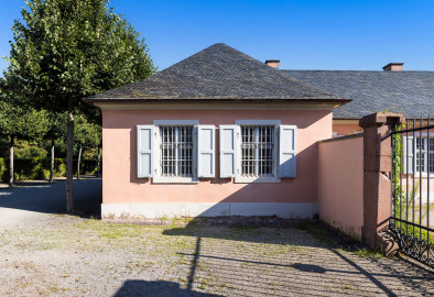 Schloss und Schlossgarten Schwetzingen - Garten - Invalidenkaserne (ehemaliges Baumagazin) - Westflügel - Von Süden - Blick auf die Südfassade des Westflügels; rechts das westliche Tor zum Außenhof; die beiden Fenster gehören zu xylon, ebenso der gesamte Westflügel (Vierflügelanlage: Länge x Breite: ca. 60 x 50 Meter; Westflügel: ca. 50 x 10 Meter; Bauzeit: um 1774; Architekt des Baummagazins: Nicolas de Pigage; Umbau zur Kaserne: Ingenieur-Oberst von Pfister) (aufgenommen im Juli 2024, am Vormittag) Schloss und Schlossgarten Schwetzingen - Garten - Invalidenkaserne (ehemaliges Baumagazin) - Westflügel - Von Süden - Blick auf die Südfassade des Westflügels; rechts das westliche Tor zum Außenhof; die beiden Fenster gehören zu xylon, ebenso der gesamte Westflügel (Vierflügelanlage: Länge x Breite: ca. 60 x 50 Meter; Westflügel: ca. 50 x 10 Meter; Bauzeit: um 1774; Architekt des Baummagazins: Nicolas de Pigage; Umbau zur Kaserne: Ingenieur-Oberst von Pfister) (aufgenommen im Juli 2024, am Vormittag)